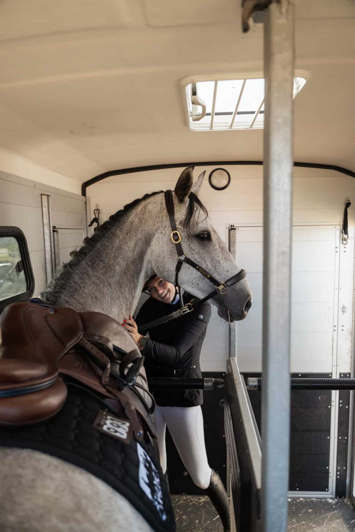 Luisa Merkentrup mit ihrer Nesquik vor dem Turnier. ©️Luisa Merkentrup
