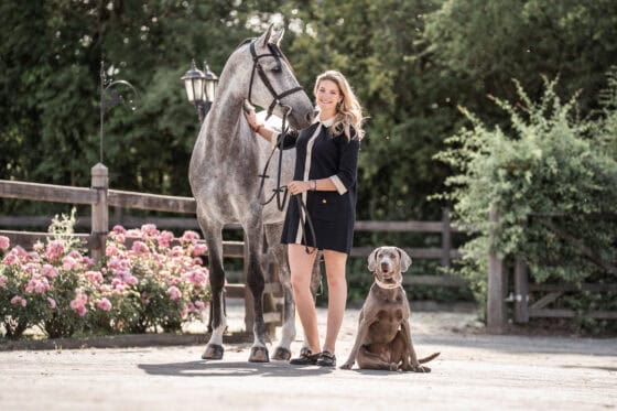 Luisa Merkentrup mit ihrem Pferd Nesquik und Hund. ©️ Luisa Merkentrup