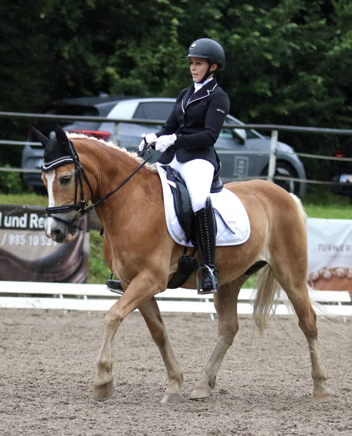Influencerin Carina Auer in der Dressurprüfung mit ihrem Pferd Aquarell. ©️ Carina Auer