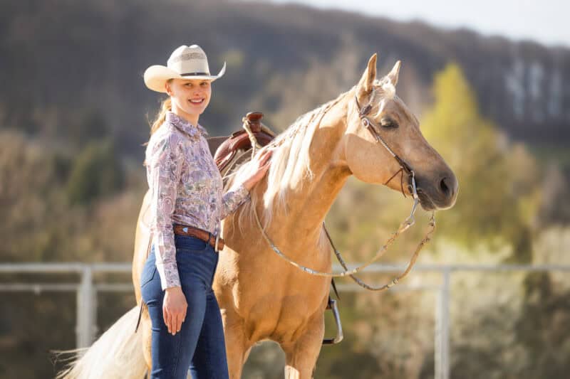 Creatorin Isabell Fiedler und ihre Stute Flora zeigen, wie sportlicher Erfolg und echte Partnerschaft zusammengehören. ©️ Isabell Fiedler / Laura Sophie Heinrich