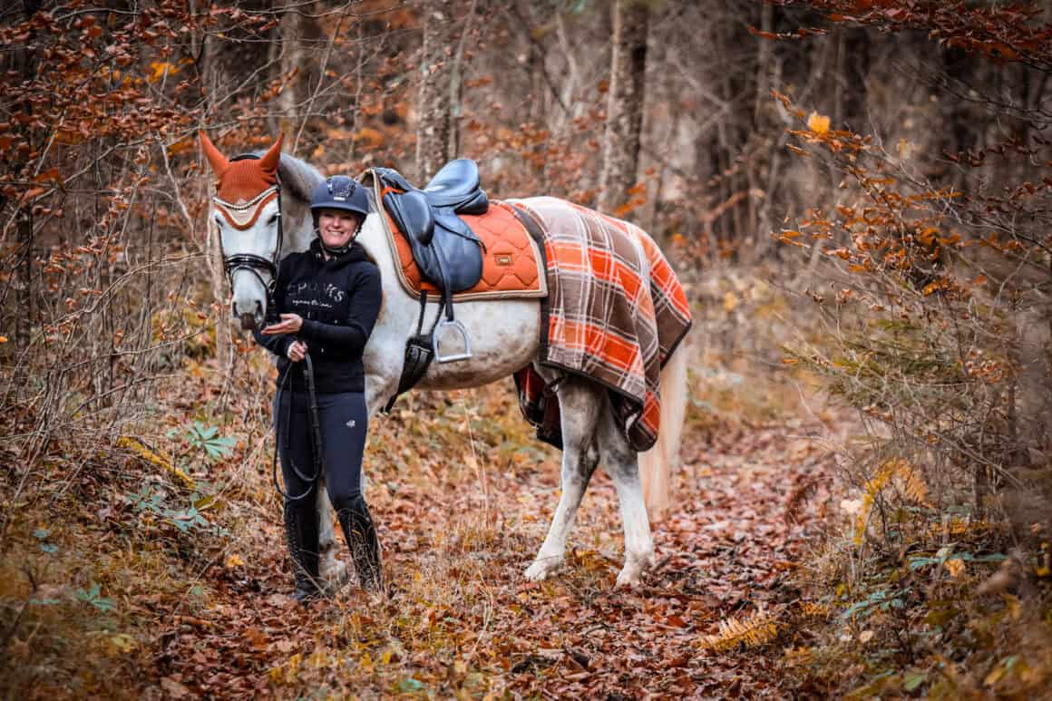 Hinter Türchen Nr. 4 stellen wir Gabriela Denk vor, wie sie seit fast einem Jahrzehnt über klassische Dressur und Natural Horsemanship bloggt. ©️ Gabriela Denk