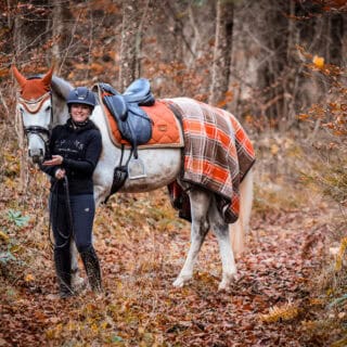 Hinter Türchen Nr. 4 stellen wir Gabriela Denk vor, wie sie seit fast einem Jahrzehnt über klassische Dressur und Natural Horsemanship bloggt. ©️ Gabriela Denk