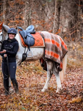 Hinter Türchen Nr. 4 stellen wir Gabriela Denk vor, wie sie seit fast einem Jahrzehnt über klassische Dressur und Natural Horsemanship bloggt. ©️ Gabriela Denk