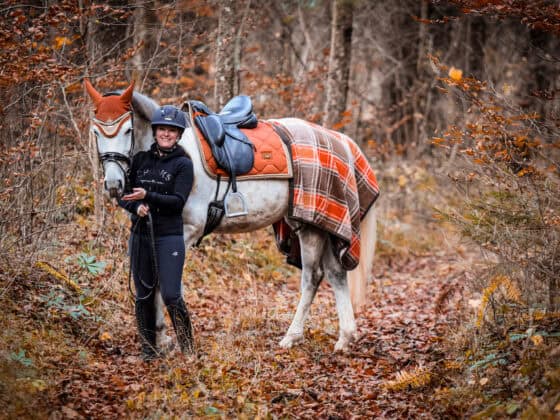 Hinter Türchen Nr. 4 stellen wir Gabriela Denk vor, wie sie seit fast einem Jahrzehnt über klassische Dressur und Natural Horsemanship bloggt. ©️ Gabriela Denk