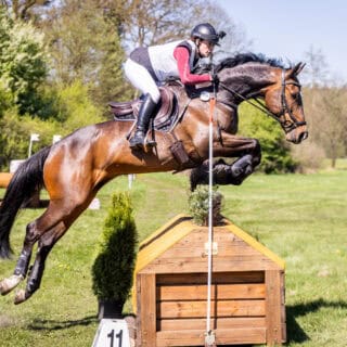 Juliane Wyrwol lebt für den Leistungssport und stellt sich als Profi den enormen Anforderungen des „Triathlons zu Pferd“ auf der internationalen Bühne. ©️ Juliane Wyrwol / Jan Frohne