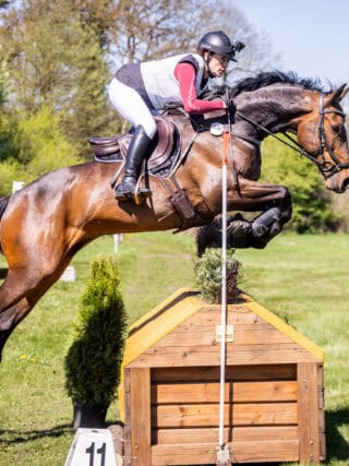 Juliane Wyrwol lebt für den Leistungssport und stellt sich als Profi den enormen Anforderungen des „Triathlons zu Pferd“ auf der internationalen Bühne. ©️ Juliane Wyrwol / Jan Frohne
