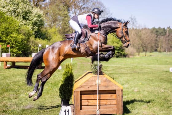 Juliane Wyrwol lebt für den Leistungssport und stellt sich als Profi den enormen Anforderungen des „Triathlons zu Pferd“ auf der internationalen Bühne. ©️ Juliane Wyrwol / Jan Frohne