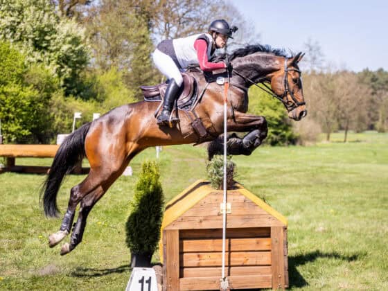Juliane Wyrwol lebt für den Leistungssport und stellt sich als Profi den enormen Anforderungen des „Triathlons zu Pferd“ auf der internationalen Bühne. ©️ Juliane Wyrwol / Jan Frohne