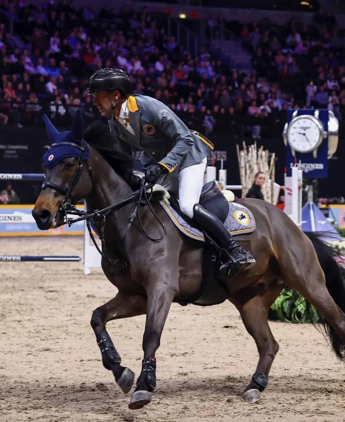 Zu Anfang des Parcours war der Helm noch verschlossen, am Ende war die Schnalle offen. Sportlich relevant? Eigentlich nein. © Longines Global Champions Tour / GCL