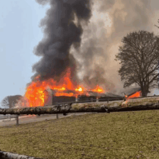 Großbrand am Adventsonntag! In Ofenbach fing ein Pferdestall plus Heulager Feuer. © FB: Feuerwehr Lanzenkirchen