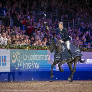 Was für ein Jahresabschluss! Max Kühner (T) ist Weltcup-Etappen-Sieger und führt das Weltcup-Ranking an. ©️ FEI | Jon Stroud