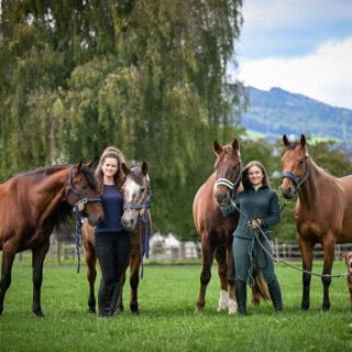 Das gesamte Team Boyenno: Lara und Anna Stuppia mit Pferden und Hund. ©️ Lara und Anna Stuppia