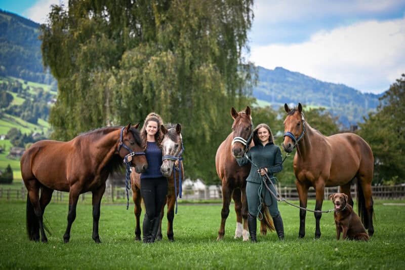 Das gesamte Team Boyenno: Lara und Anna Stuppia mit Pferden und Hund. ©️ Lara und Anna Stuppia