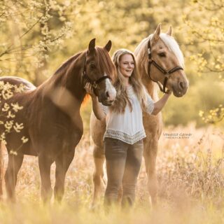 Anja Mertens mit ihren Filmstars Solido und Brego. ©️ IG: Anja Mertens