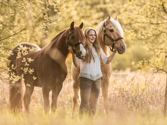Anja Mertens mit ihren Filmstars Solido und Brego. ©️ IG: Anja Mertens