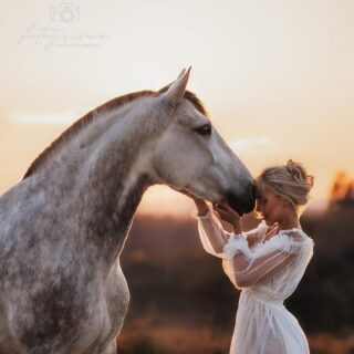 Lea Jell ist trotz ihres jungen Alters eine der Top-Pferdeinfluencer:innen Deutschlands. Mit "Malea.le" hat sie eine eigene Modemarke herausgebracht. ©️ Eva Moser Photography