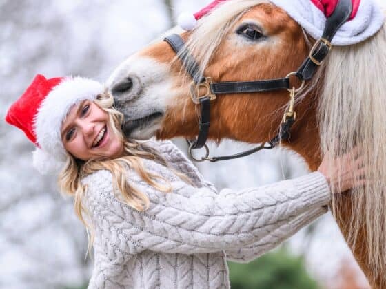 Anja Fee mit ihrem Herzenspferd Sammy, welcher dieses Jahr den Weihnachtsmann spielt. ©️ Instagram: Anja Federwisch