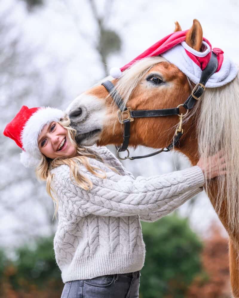 Anja Fee mit ihrem Herzenspferd Sammy, welcher dieses Jahr den Weihnachtsmann spielt. ©️ Instagram: Anja Federwisch