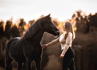 Lara und Dandy inspirieren ihre Followerschaft zu pferdegerechten Umgang mit den Vierbeinern. ©️Lara Holzmann