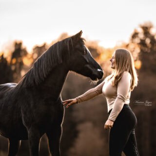 Lara und Dandy inspirieren ihre Followerschaft zu pferdegerechten Umgang mit den Vierbeinern. ©️Lara Holzmann