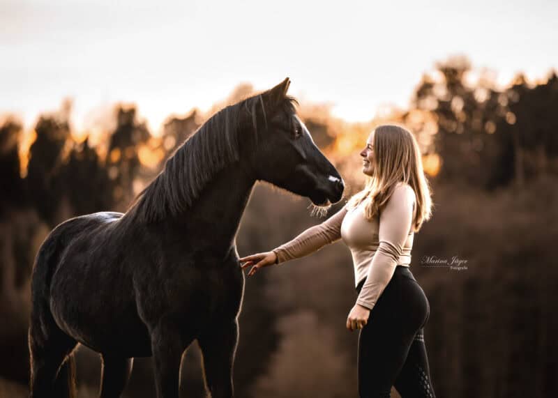 Lara und Dandy inspirieren ihre Followerschaft zu pferdegerechten Umgang mit den Vierbeinern. ©️Lara Holzmann