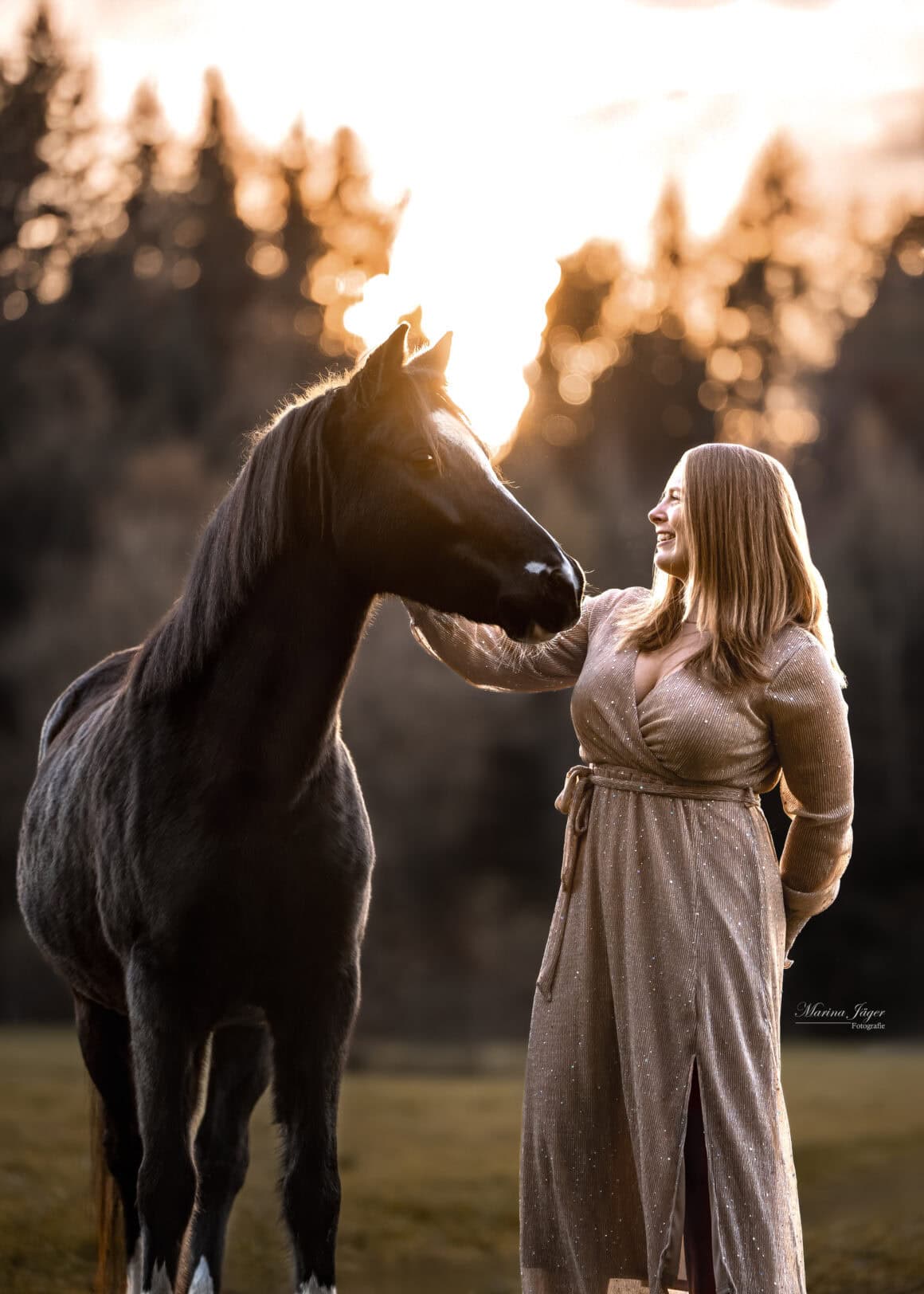 Lara und Dandy inspirieren ihre Followerschaft zu pferdegerechten Umgang mit den Vierbeinern. ©️Lara Holzmann