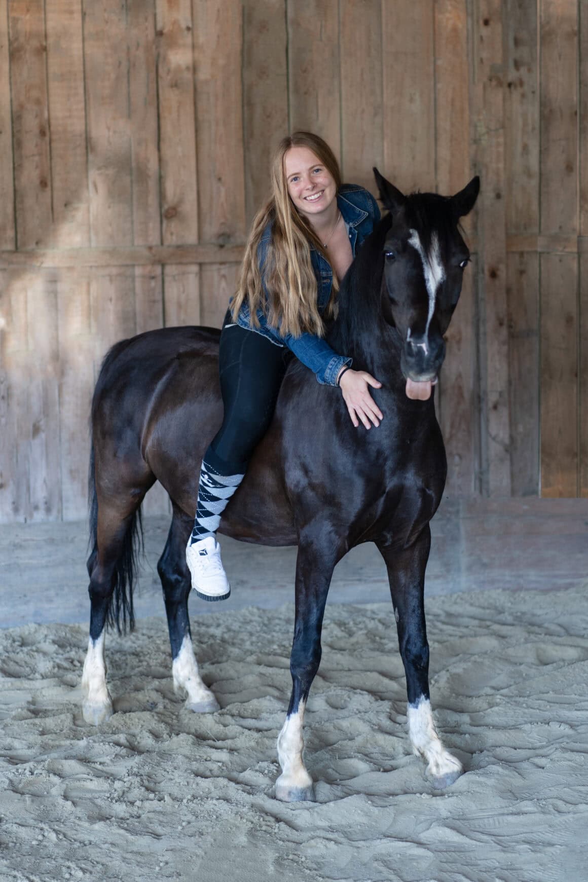 Lara und "Zirkuspony" Dandy am Zunge-zeigen. ©️Lara Holzmann