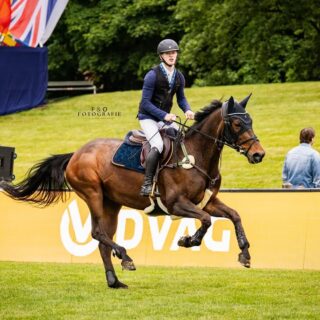 Jeremy Hein und sein Pferd Bärbel beim Hamburger Derby 2025. ©️Instagram: @Jeremy__Hein / P&O Fotografie