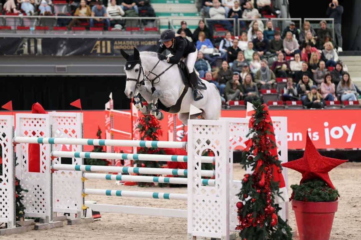 Olympischer Besuch: Katharina Rhomberg (V) und Colestus Cambridge waren Österreichs Top-Paar bei der Amadeus Horse Indoors 2025. ©️ Oneclickfoto