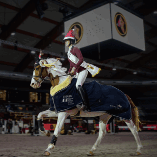 Influencerin Franziska "Chiqui" Gerber erobert mit ihrer Puki gerade die großen Reithallenturniere! ©️ Instagram: fg.horses
