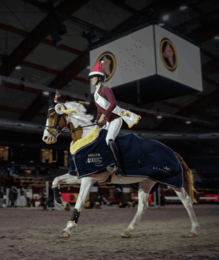 Influencerin Franziska "Chiqui" Gerber erobert mit ihrer Puki gerade die großen Reithallenturniere! ©️ Instagram: fg.horses
