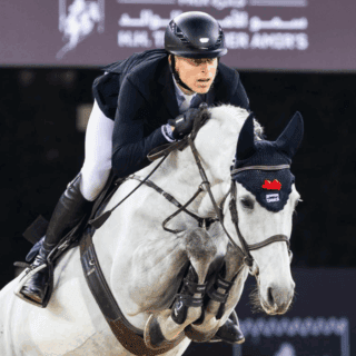 Max Kühner (T) weiterhin auf der Siegerstraße! Im Sattel von EIC Quantum Robin V gewinnt er über 155 cm beim CSI5* in Doha. © IG: dohatour.qa