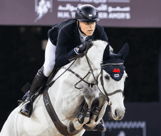 Max Kühner (T) weiterhin auf der Siegerstraße! Im Sattel von EIC Quantum Robin V gewinnt er über 155 cm beim CSI5* in Doha. © IG: dohatour.qa