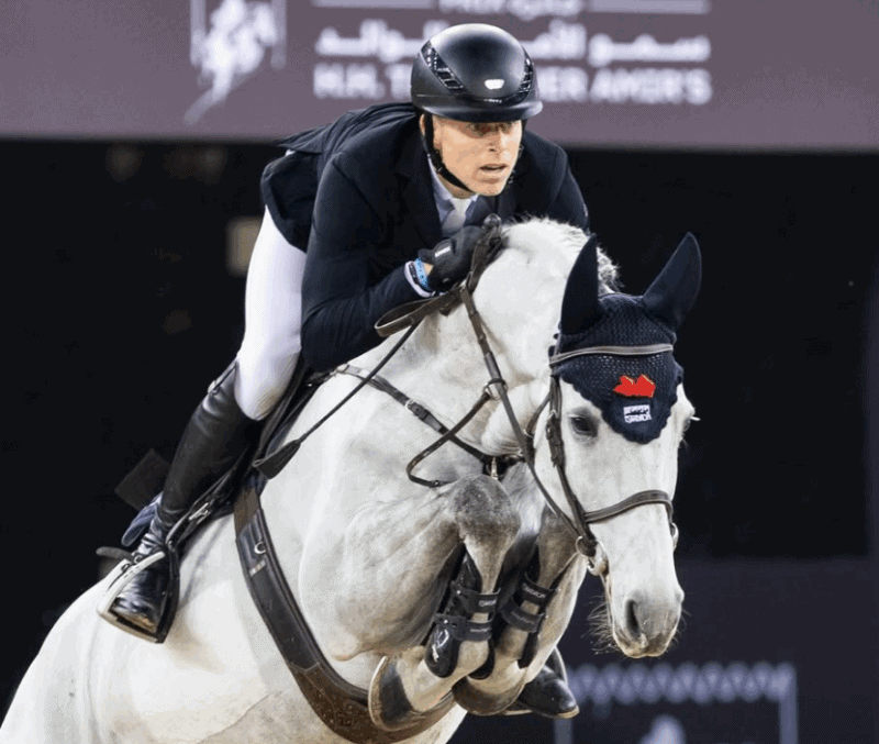 Max Kühner (T) weiterhin auf der Siegerstraße! Im Sattel von EIC Quantum Robin V gewinnt er über 155 cm beim CSI5* in Doha. © IG: dohatour.qa