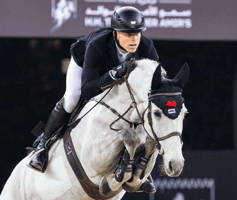Max Kühner (T) weiterhin auf der Siegerstraße! Im Sattel von EIC Quantum Robin V gewinnt er über 155 cm beim CSI5* in Doha. © IG: dohatour.qa