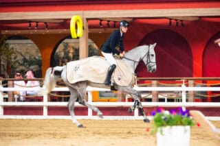 Max Kühners (T) neuester Zugang Greece wird ohne Stirnriemen geritten und sprang direkt zum Sieg über 150cm! © Doha Equestrian Tour | Lukas Kowalski