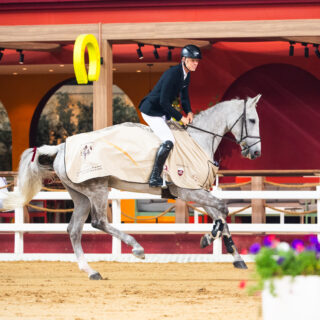 Max Kühners (T) neuester Zugang Greece wird ohne Stirnriemen geritten und sprang direkt zum Sieg über 150cm! © Doha Equestrian Tour | Lukas Kowalski