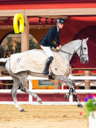 Max Kühners (T) neuester Zugang Greece wird ohne Stirnriemen geritten und sprang direkt zum Sieg über 150cm! © Doha Equestrian Tour | Lukas Kowalski