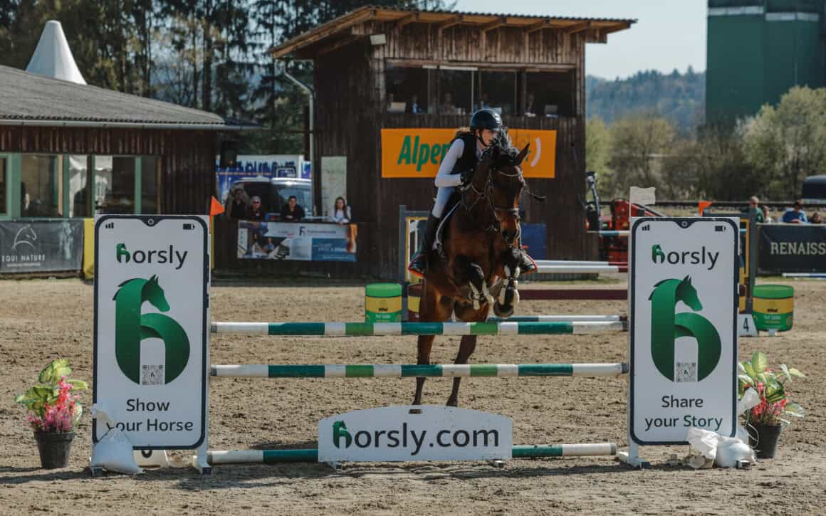 4 Etappen, mehrere Teams, Geld- & Sachpreise: Die Horsly-League wirbt 2026 mit einer neuen Springreit-Serie. © Horsly League