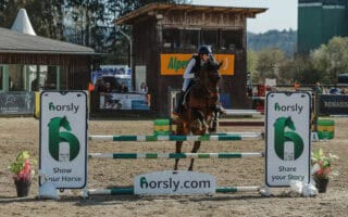 4 Etappen, mehrere Teams, Geld- & Sachpreise: Die Horsly-League wirbt 2026 mit einer neuen Springreit-Serie. © Horsly League
