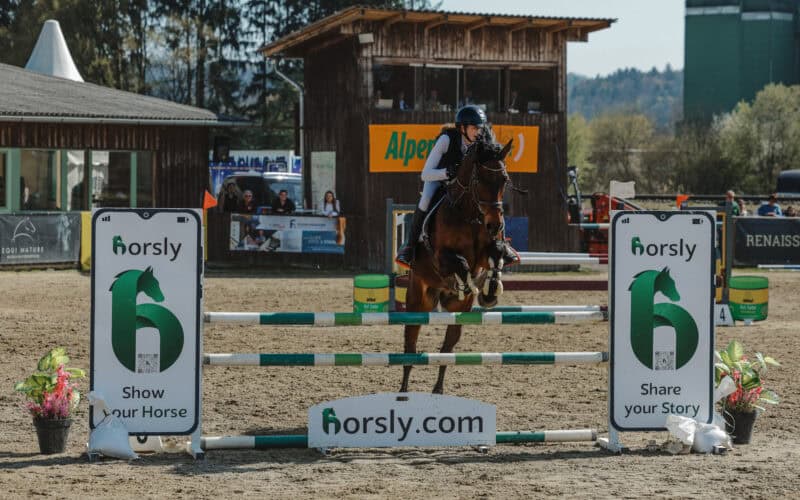4 Etappen, mehrere Teams, Geld- & Sachpreise: Die Horsly-League wirbt 2026 mit einer neuen Springreit-Serie. © Horsly League