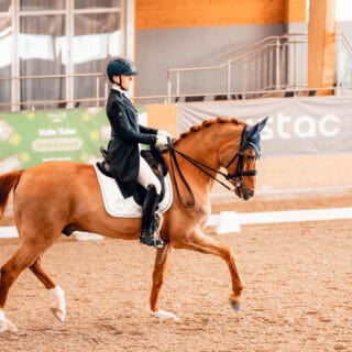 Die 16-jährige Anna Bruckberger (W) ist für zwei Altersklassen gesichtet und konnte mit zwei Pferden drei Siege in Ebreichsdorf feiern. © picturesbyhelene