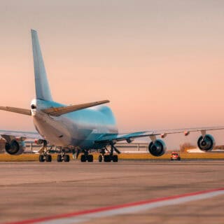 Nach Irang-Kriegsbeginn und Absage der GCT Doha: Zwei Cargo-Flugzeuge transportieren heute 150 Pferde aus Doha nach Europa. © Adobe Stock