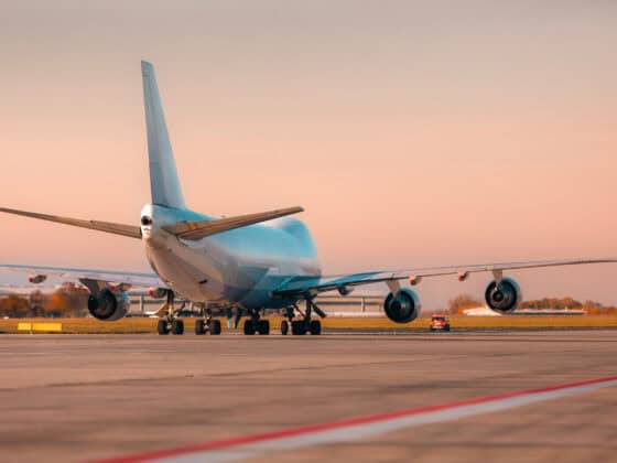 Nach Irang-Kriegsbeginn und Absage der GCT Doha: Zwei Cargo-Flugzeuge transportieren heute 150 Pferde aus Doha nach Europa. © Adobe Stock