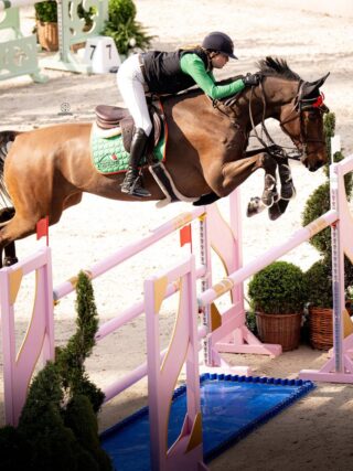 Lena Binder (W) und Linus hatten beim Saut Hermes einen Super-Start in die Saison 2026. © Giana Terranova Photography