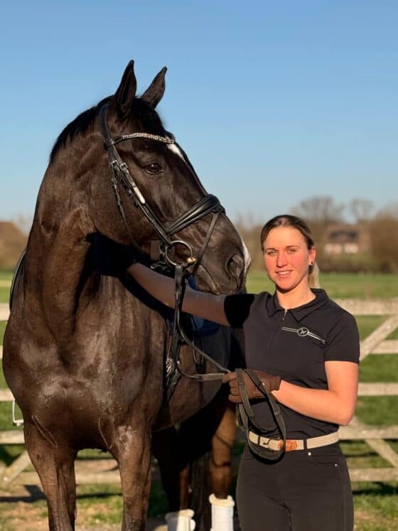 Lisa Wernitznig (K) erzählt im EQWO.net-Interview über ihren Werdegang als Bereiterin bei Isabell Werth, die Chance Superb und Majestic Taonga reiten zu dürfen und über das Gefühl wenn die österreichische Flagge gehisst wird. © Privat