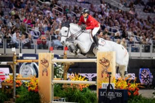 Kent Farrington bleibt auf Erfolgskurs. Und er hat einen entscheidenden Vorteil: Stute Greya hat einen Bewerb weniger in den Beinen. © FEI | Shannon Brinkman