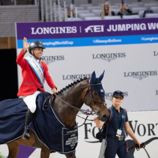 Diesen Mann gilt es in Fort Worth zu schlagen: Kent Farrington (USA) ist nach Runde 1/3 der Führende im Weltcup-Finale. © FEI | Shannon Brinkman