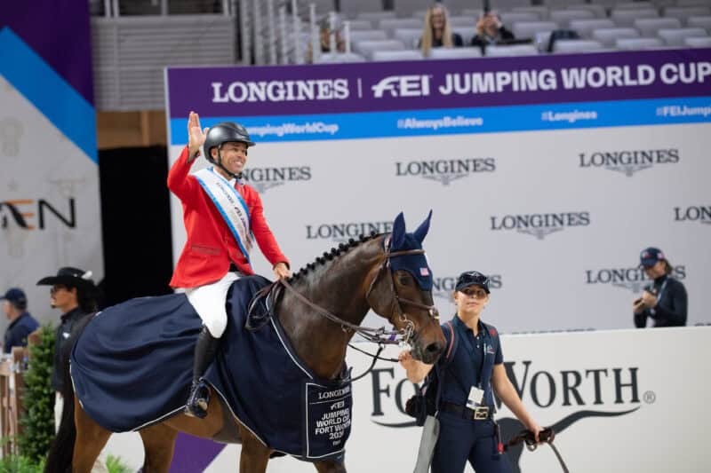 Diesen Mann gilt es in Fort Worth zu schlagen: Kent Farrington (USA) ist nach Runde 1/3 der Führende im Weltcup-Finale. © FEI | Shannon Brinkman