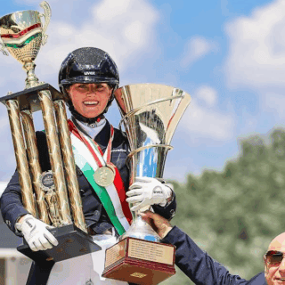 Diana Porsche (S) ritt auf ihrem Nachwuchspferd Kentucky am Wochenende zum ersten Meistertitel ihrer neuen sportlichen Heimat Ungarn. © Somogyvàri Anett